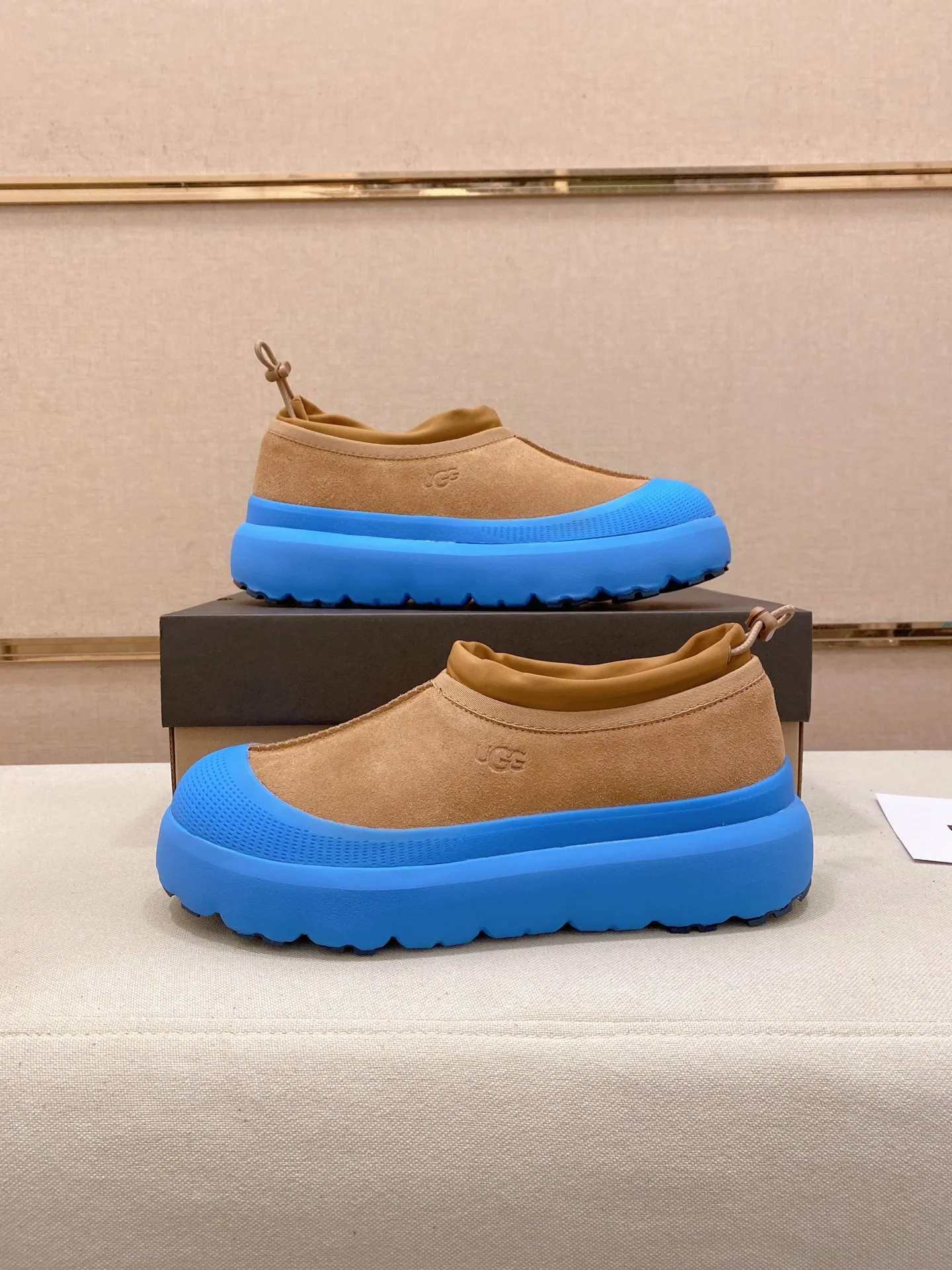 Factory price: 480💰Couple model💏 Same style as Wang Yibo, North American men's shoes Ugg ☃️In the special sale of new high-quality men's shoes snow boots in autumn and winter, the nemesis of extreme cold weather! Made of cowhide leather, merino wool lining, and original outsole, whether driving, outdoor or daily wear, there is always one that suits you! Male and female size: 35-46.